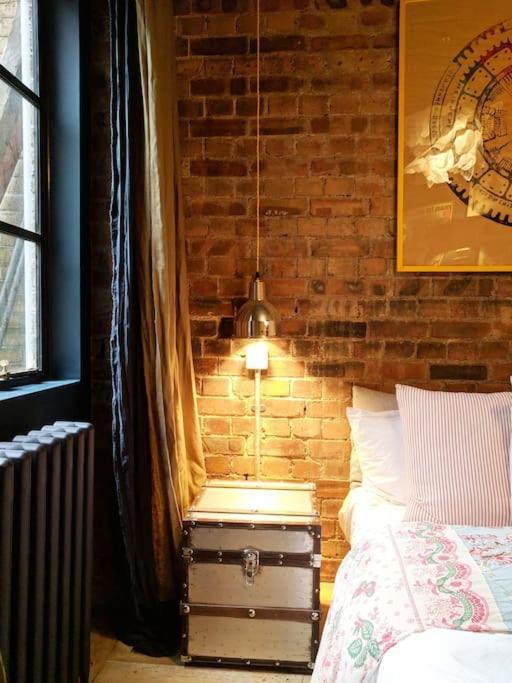 Stylish 1 Bed With Large Plant Filled Garden Londra
