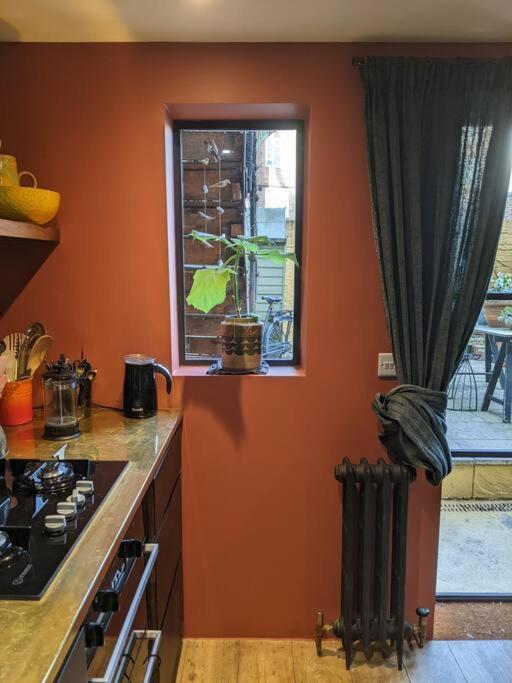 Stylish 1 Bed With Large Plant Filled Garden Appartamento *