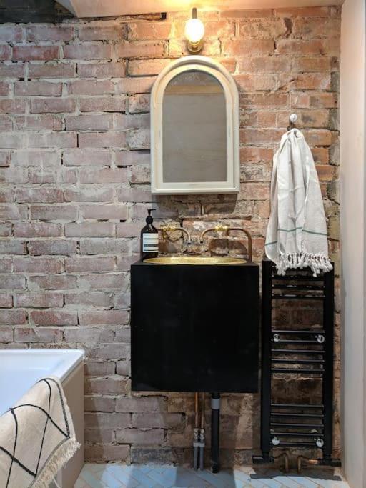 Stylish 1 Bed With Large Plant Filled Garden * Londra