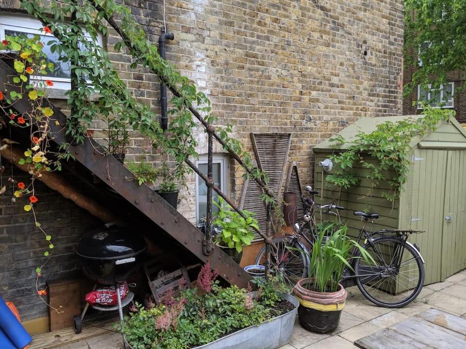 Stylish 1 Bed With Large Plant Filled Garden * Londra